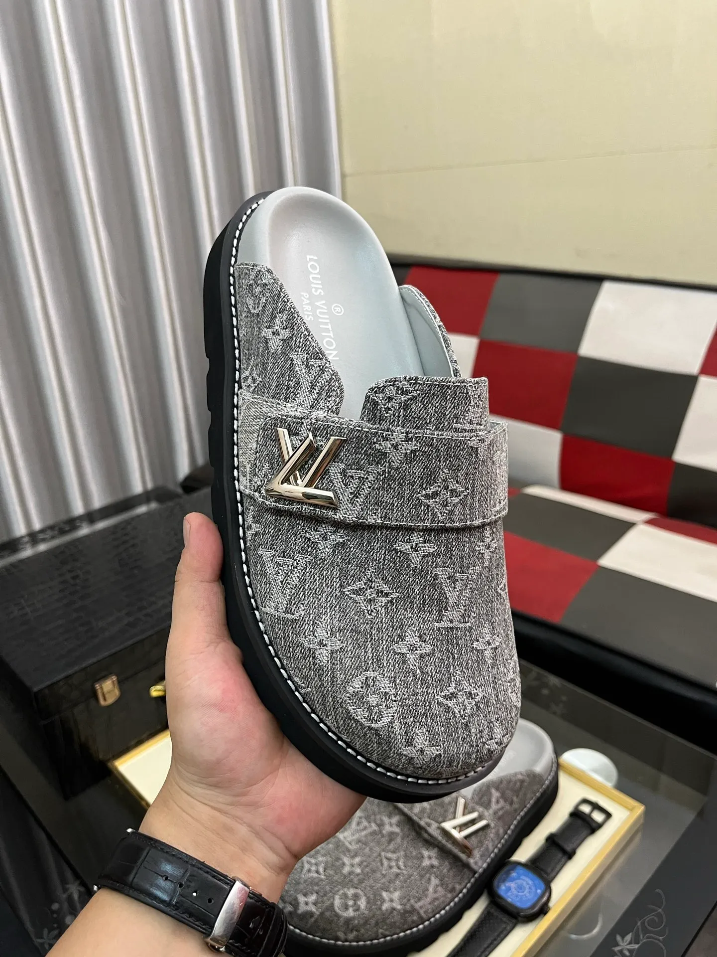 Men's men's shoes 💰420⌚️⌚️lv new Baotou half-slippers winterbreak comfert flat slippers lv letter and monogram floral embellished leather pattern, with sheepskin lining, suitable for indoor and outdoor wear. The water table is made of high-density foam material, which is light and comfortable. The sole has a certain thickness and the anti-aging effect is also good! Premium size: 38-444️⃣Colors available